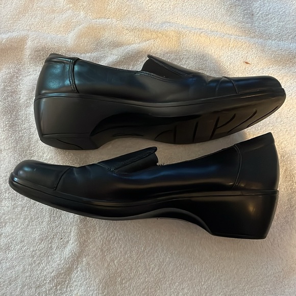 Shoes - Picture 4 of 7